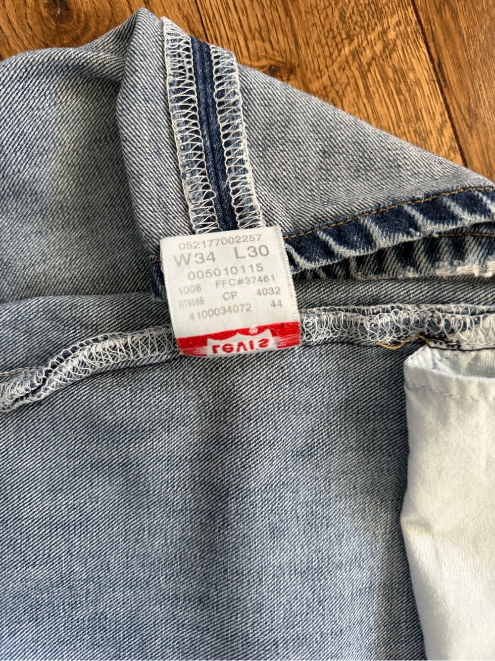 Vintage/Y2K Levi’s 501 Button Fly Straight-Leg Naturally Distressed Jeans - Picture 13 of 16